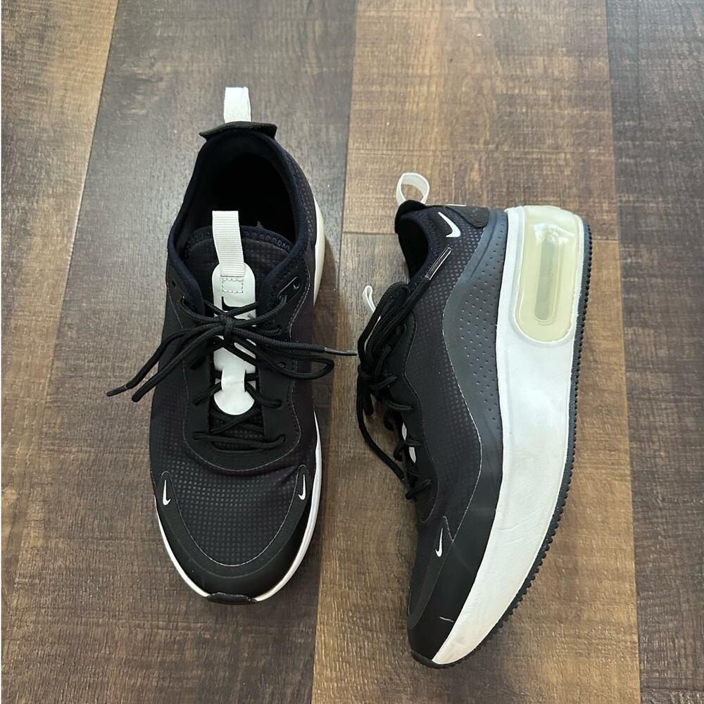 Nike Air Max Motion 2 Sneakers Black White Women’s Size 7 Running Shoes
